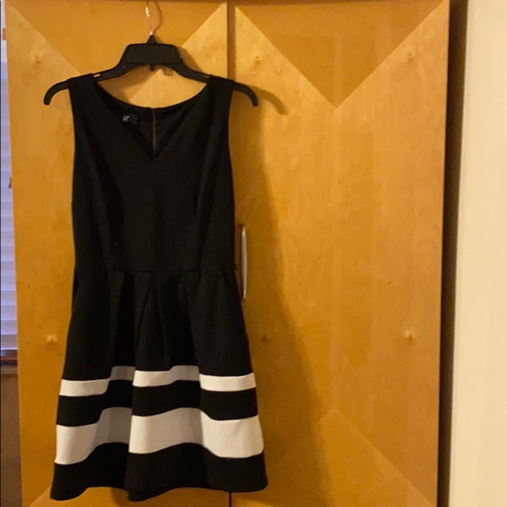 Beautiful black and white dress!!